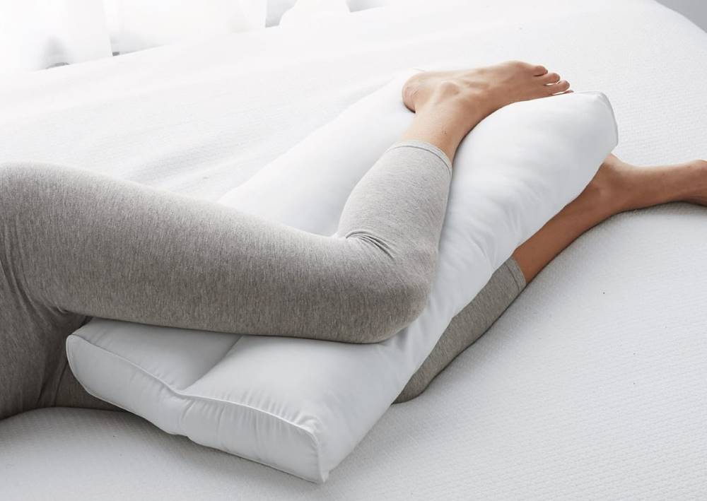 Es bueno poner una almohada entre las piernas? - Información útil